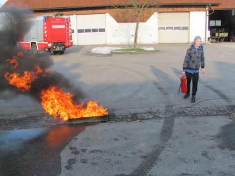 Feuerloeschertraining (12).JPG