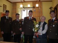 Die Freiwillige Feuerwehr Klam gratuliert der Fahnenpatin zum 80er