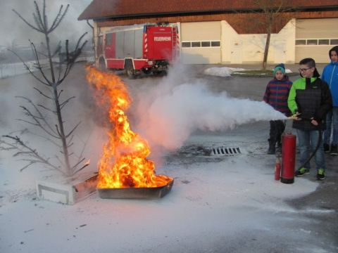 Feuerloeschertraining (10).JPG