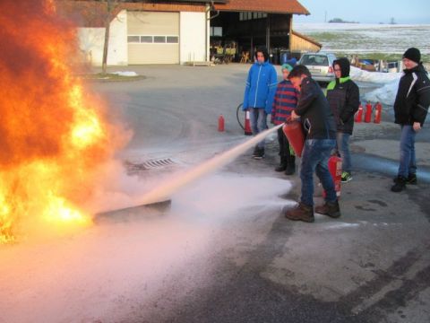 Feuerloeschertraining (3).JPG