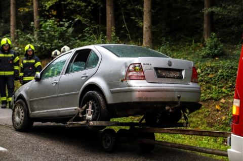 Verkehrsunfall Bad Kreuzen (2).jpg