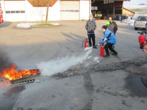 Feuerloeschertraining (17).JPG